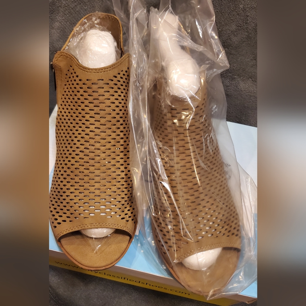 NWT Cityclassified Zuka Heeled Sandals